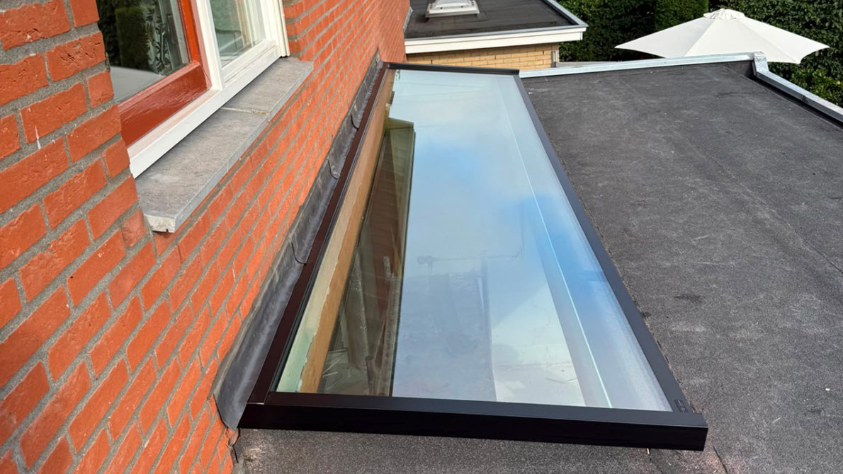 Lessenaar tegen de gevel frameless