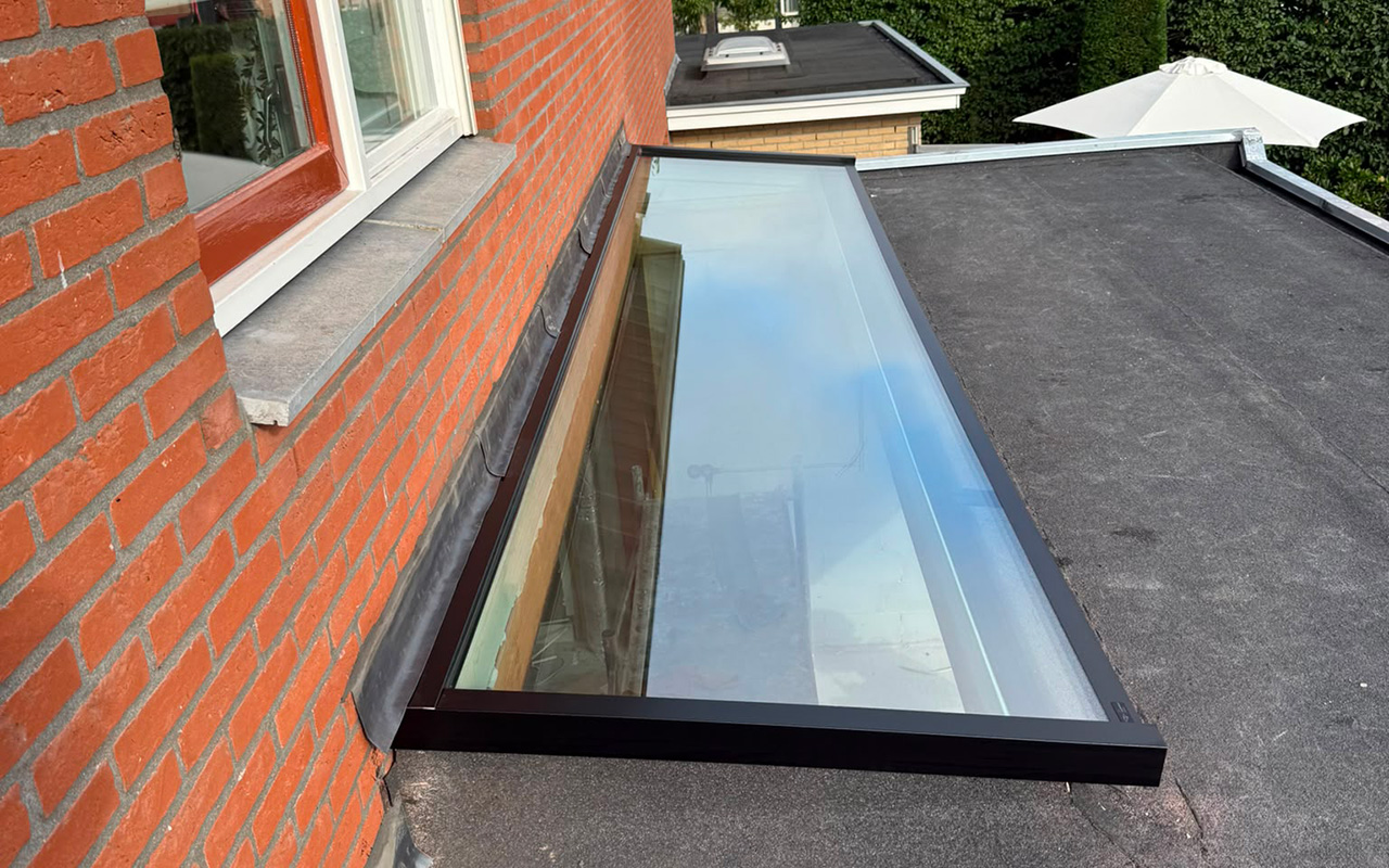 Lessenaar tegen de gevel frameless