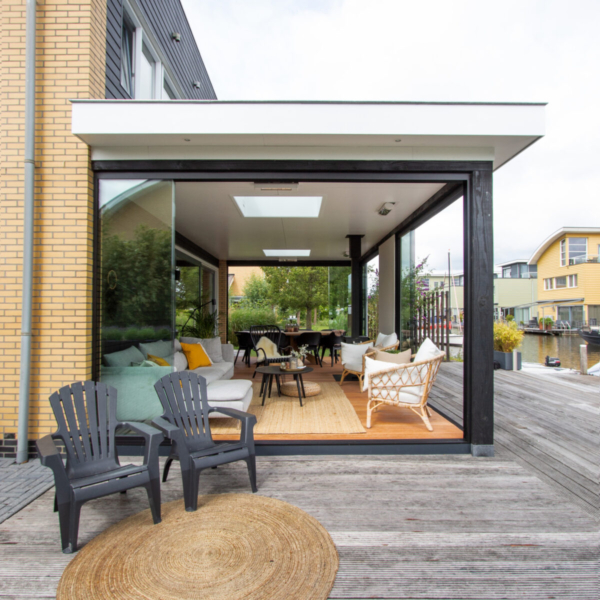 Lessenaar lichtstraten in moderne veranda te Leeuwarden