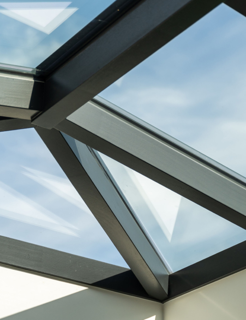 Lichtstraat in een betonnen dak