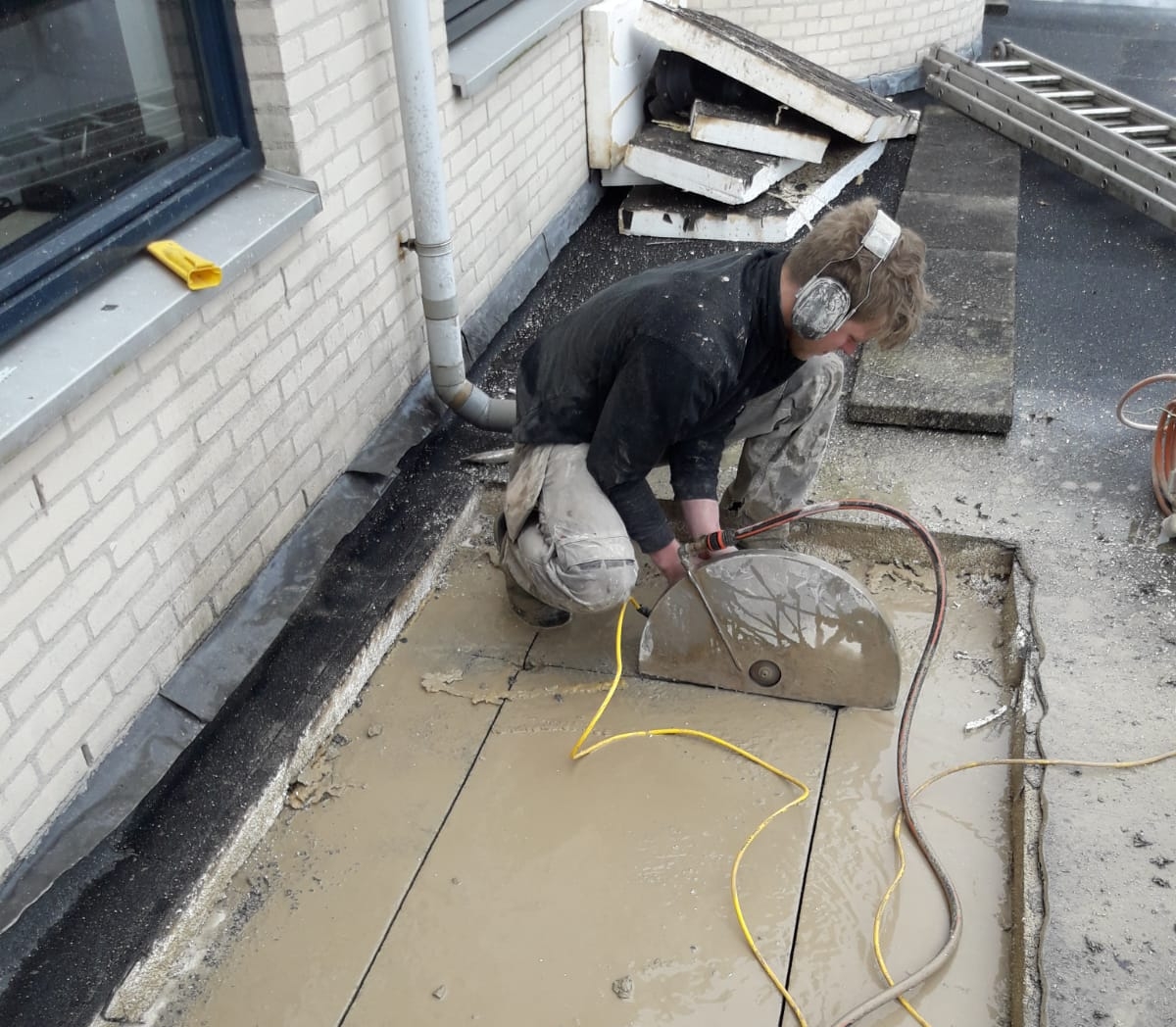 Lichtstraat plaatsen in een betonnen dak
