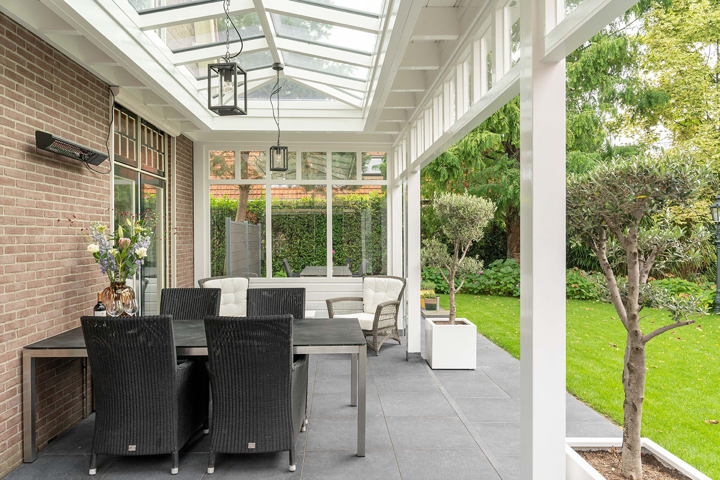 Overkapping aan huis met schilddak lichtstraat