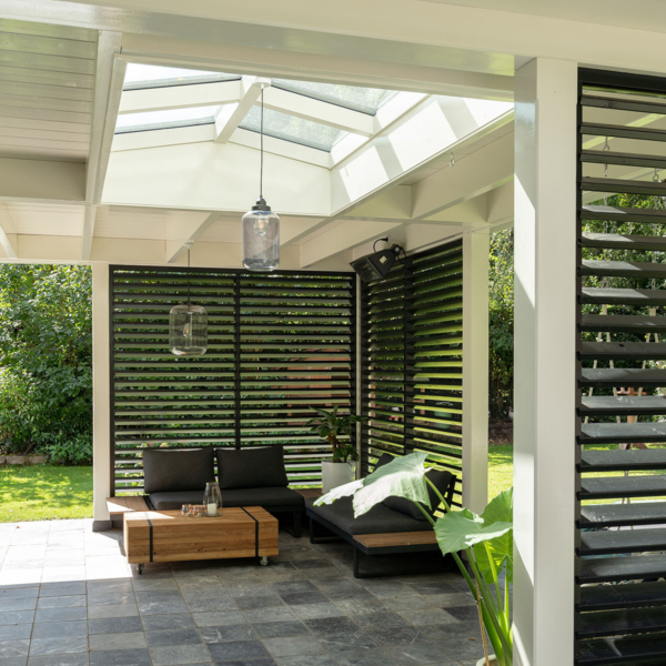 Overkapping aan huis met zadeldak lichtstraat