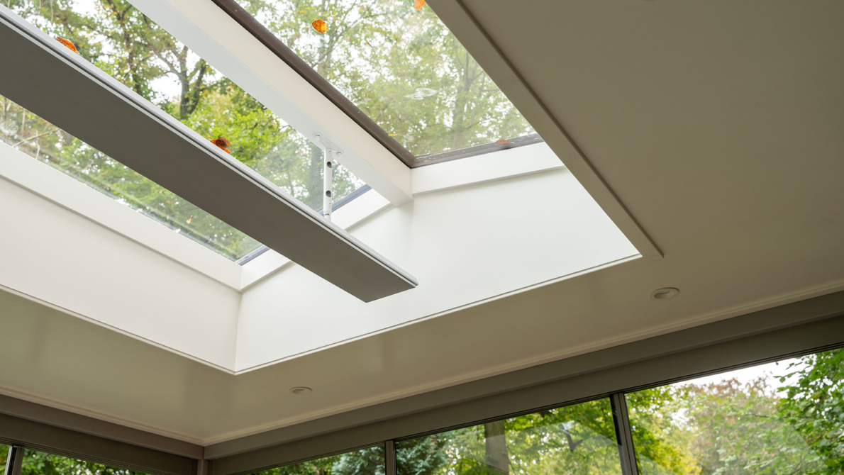 Frameless zadeldak lichtstraat in tuinkamer Hilversum