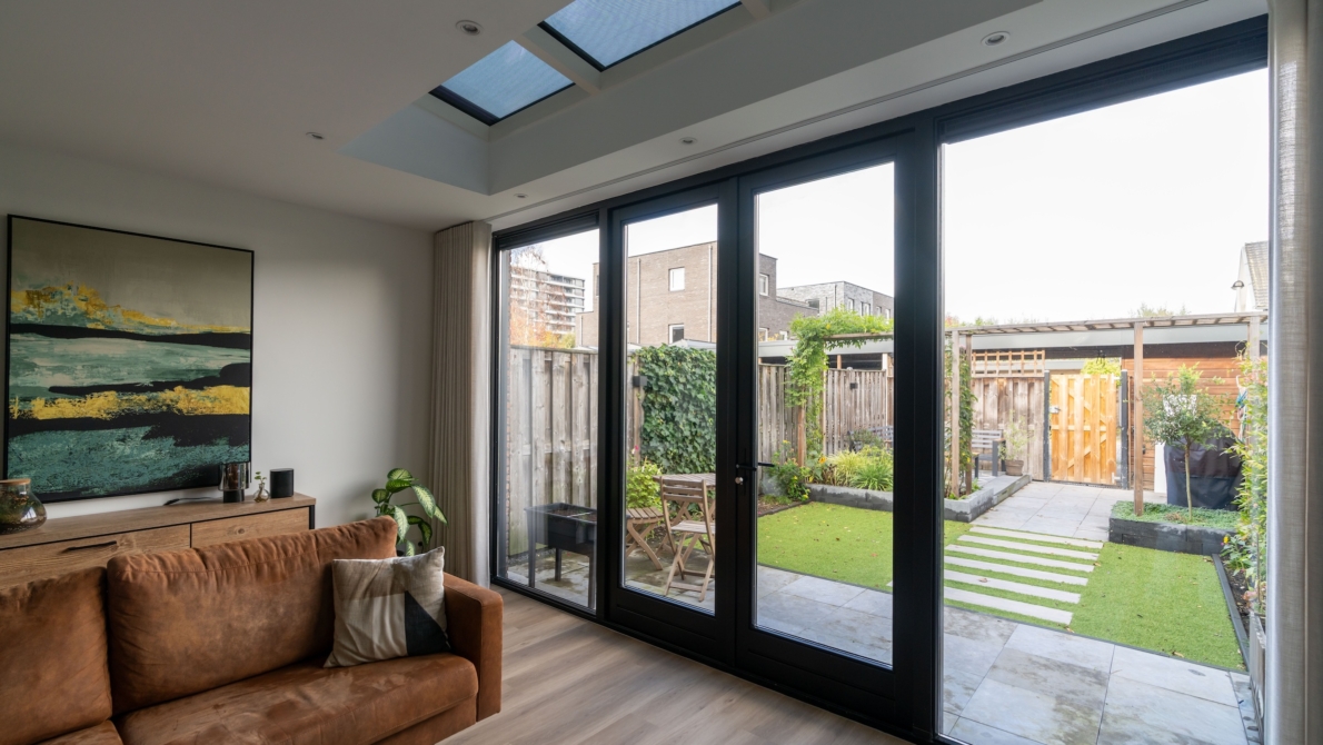 Lichtstraat met zonwering in uitbouw