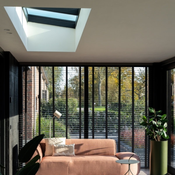 Aanbouw met lessenaar lichtstraat