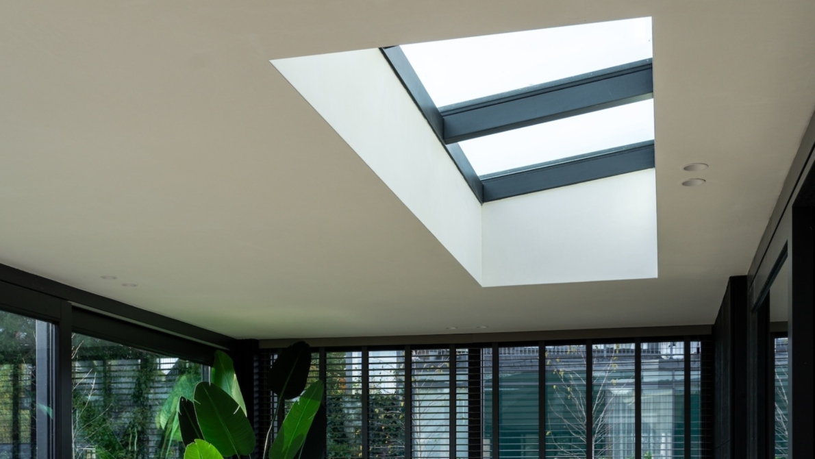 Lessenaar lichtstraat in houten buitenverblijf