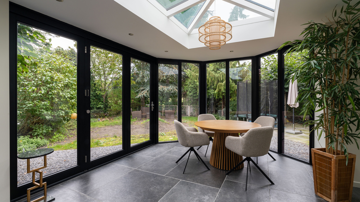 Serre met veel glas en lichtstraat in het model schilddak