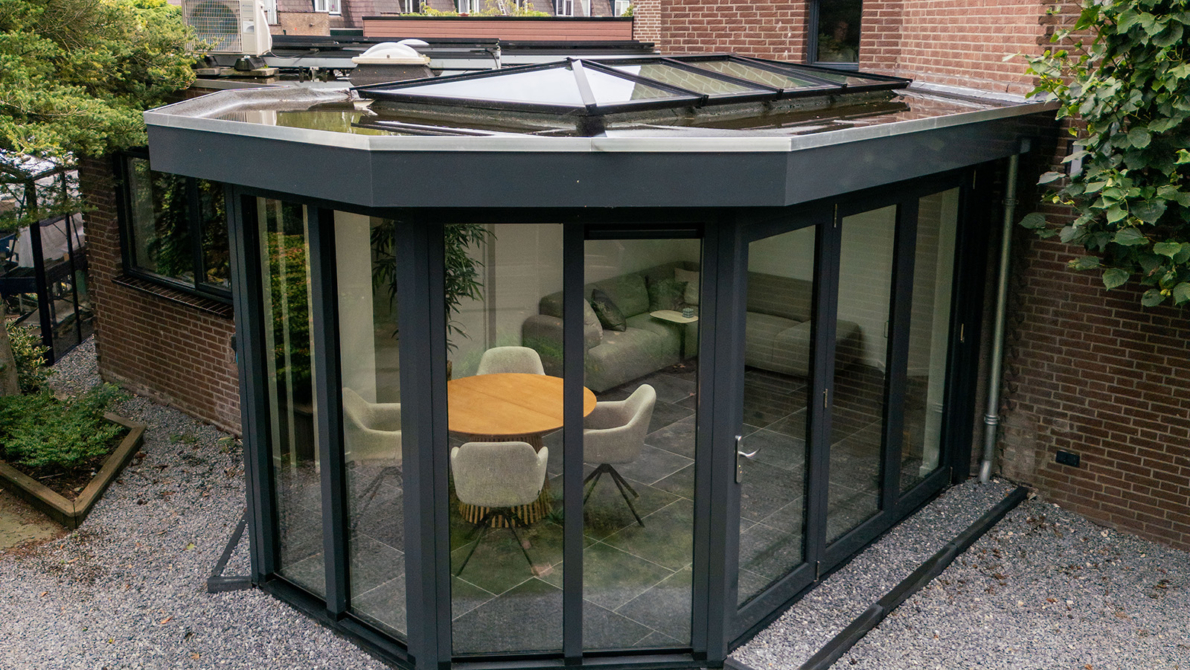 Vanuit boven zicht op de buitenconstructie van de lichtstraat