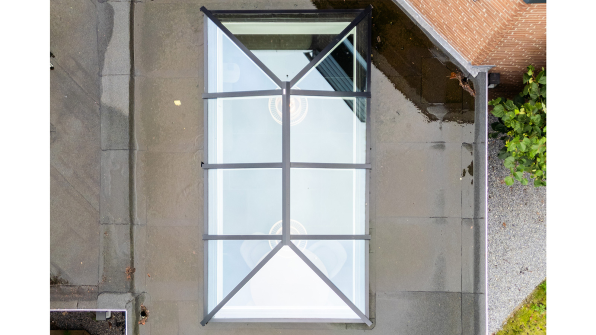 Bovenaanzicht van een schilddak lichtstraat met zwarte profielen