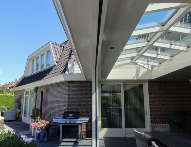 Schilddak in veranda te Zaandam