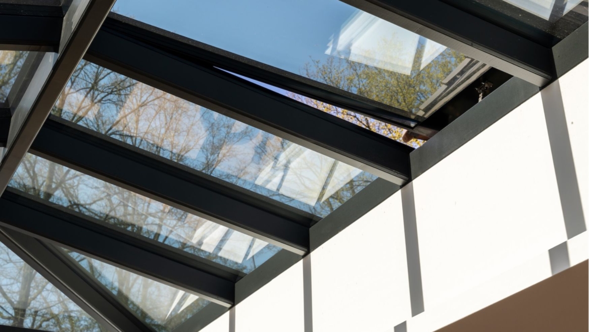 Lichtstraat met te openen raam