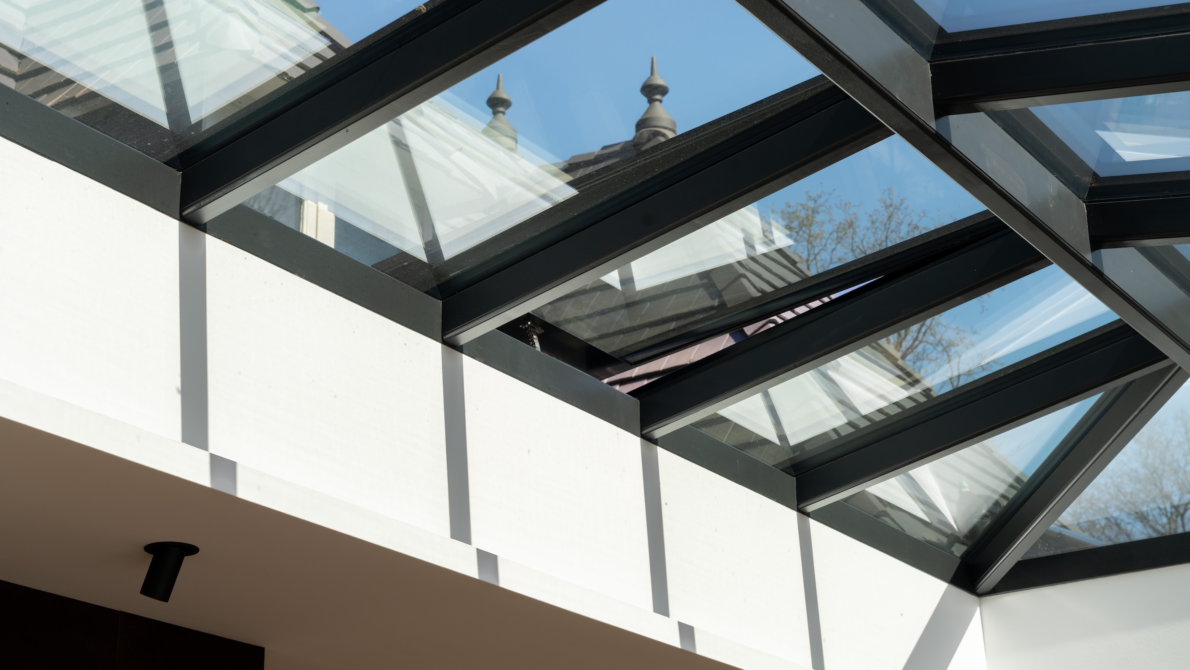 Lichtstraat in Wierden met te openen raam