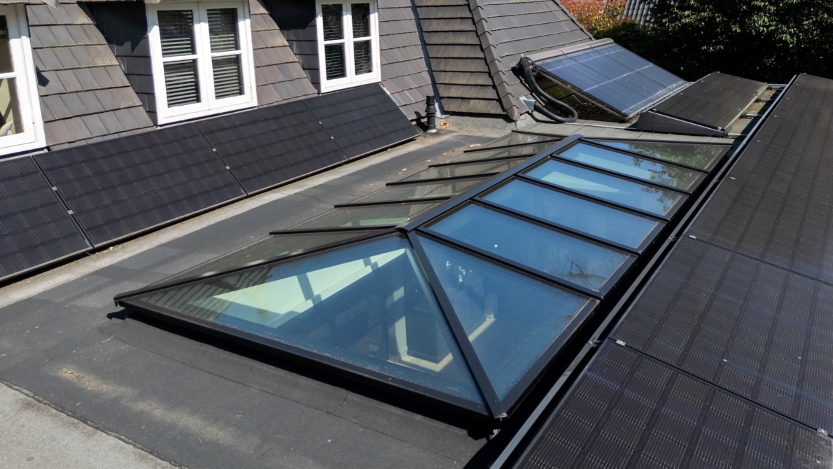 Lichtstraat in platdak met te openen raam