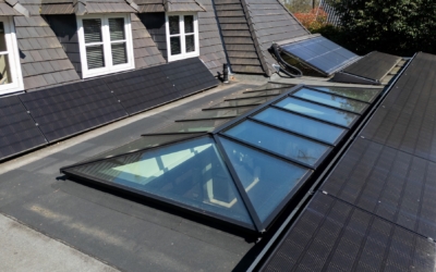 Lichtstraat in platdak met te openen raam