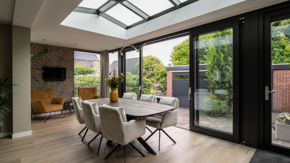 Uitbouw met zadeldak lichtstraat