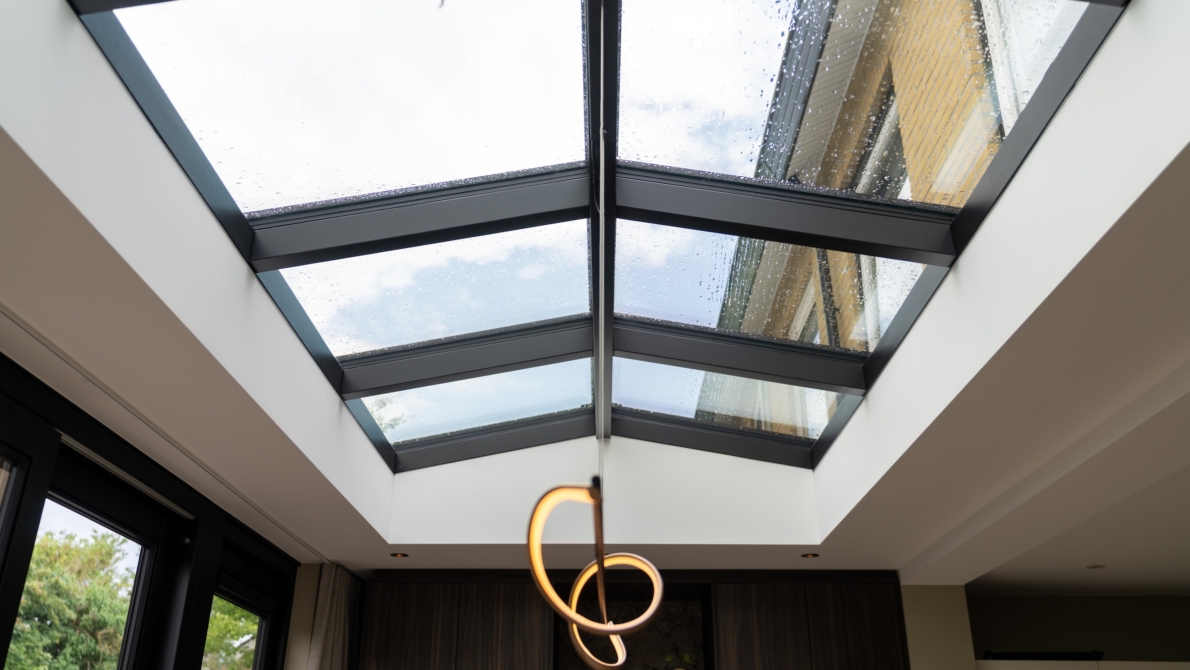 Zadeldak lichtstraat met verlichting