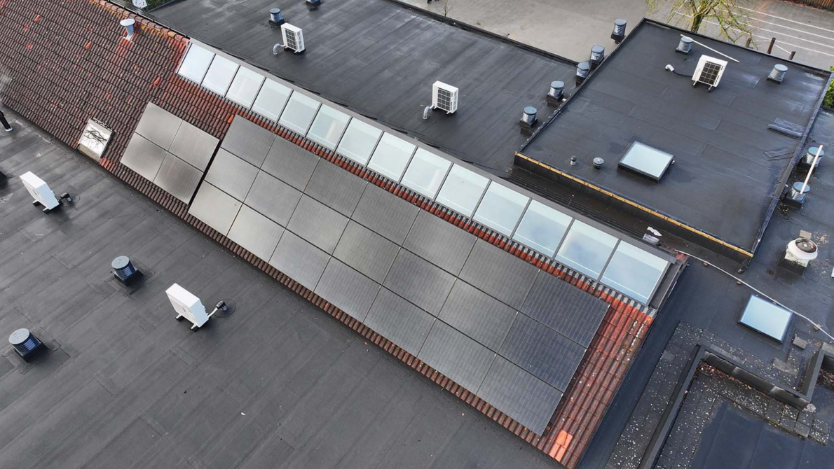 Zadeldak in schuin dak renovatie in Oldebroek