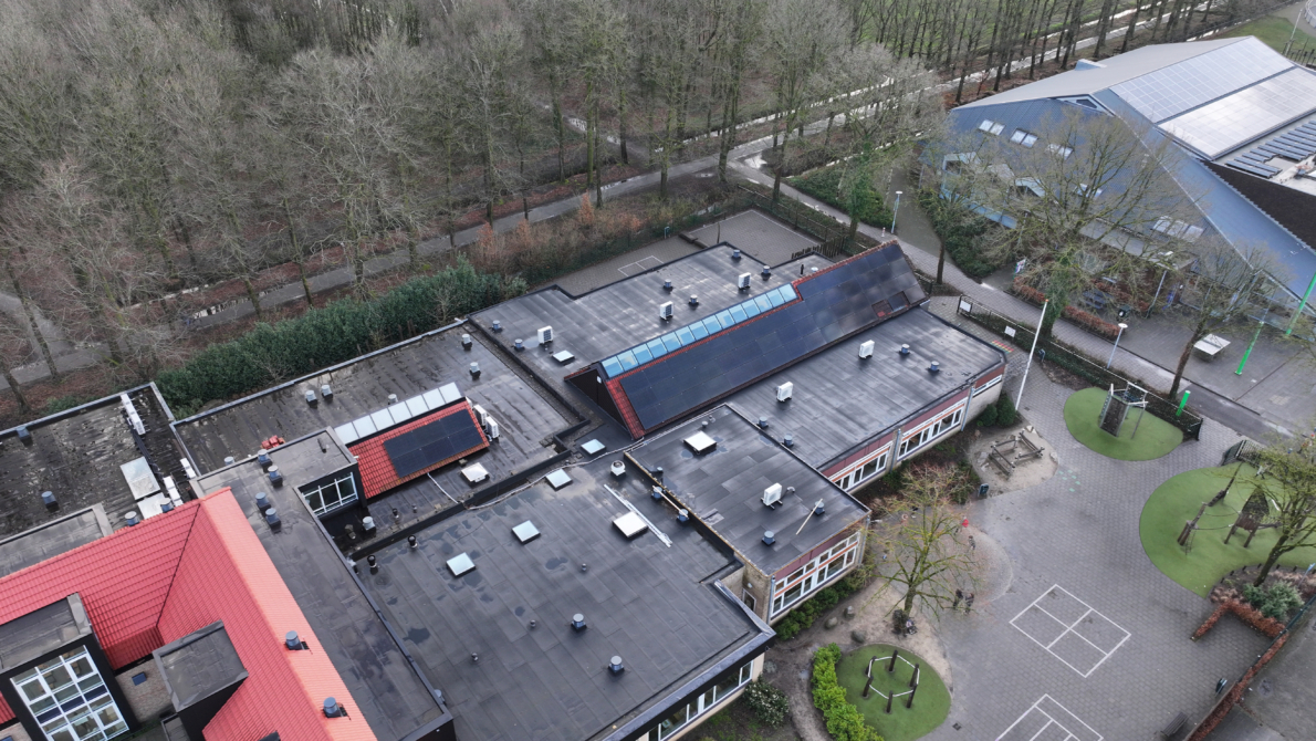 Zadeldak in schuin dak renovatie in schoolgebouw
