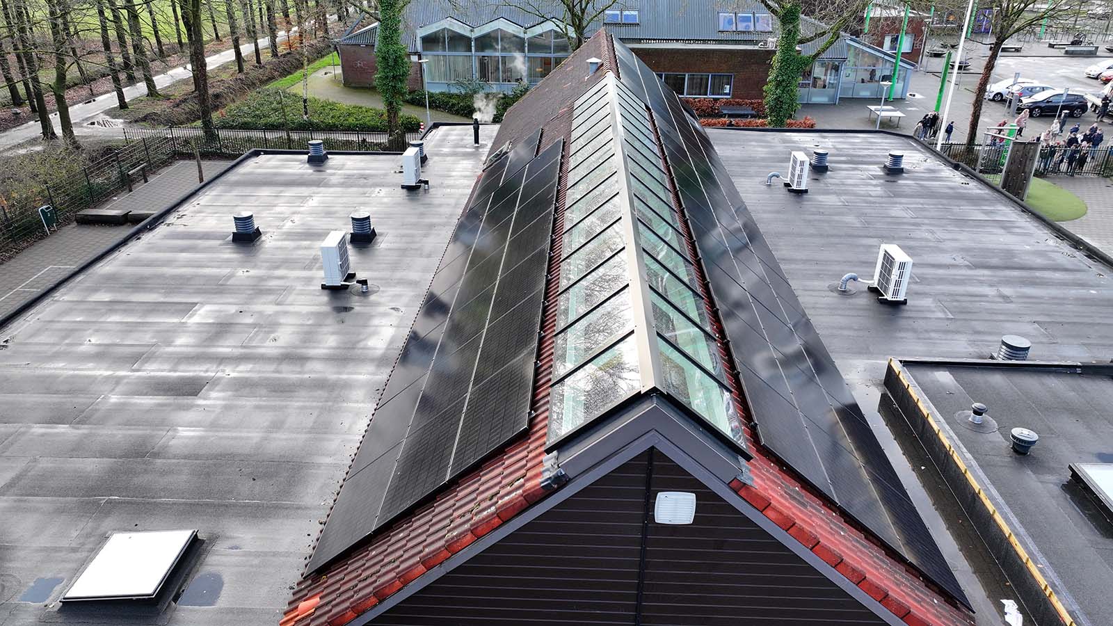 Zadeldak lichtstraat renovatie in utiliteitsbouw