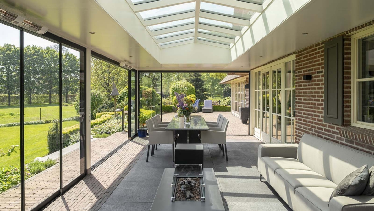 Zadeldak lichtstraat in tuinkamer