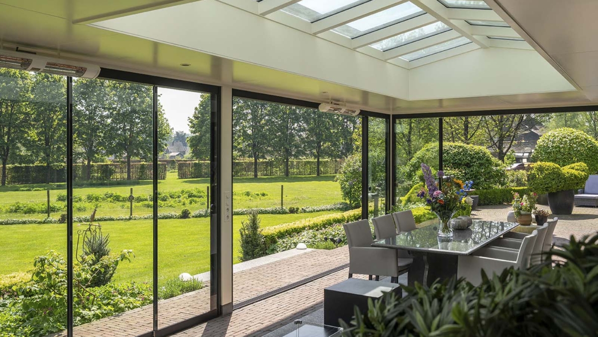 Daglichtinval door zadeldak in tuinkamer