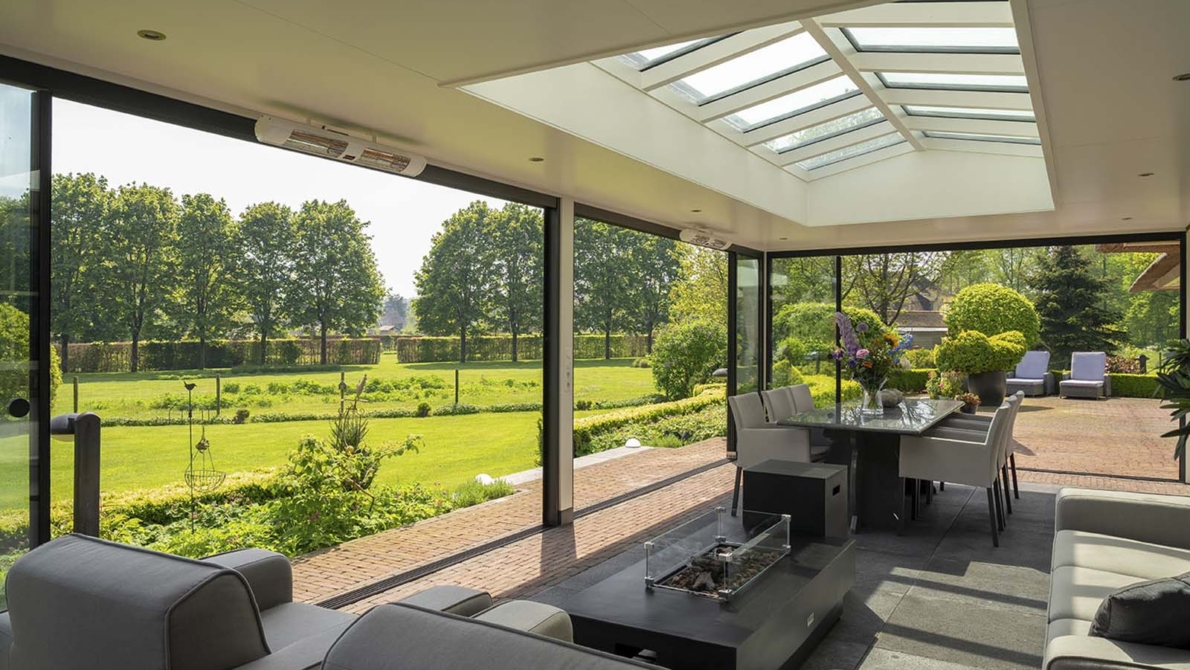 Zadeldak lichtstraat in landelijke tuinkamer